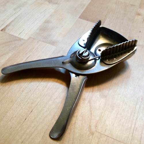 Metal lime squeezer